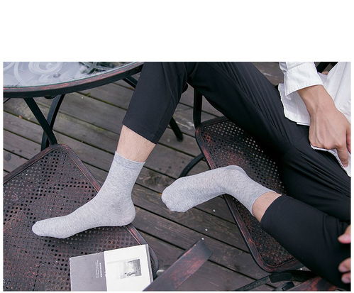 5款秋冬男士必備中筒襪 商務保暖防臭，四季百搭新風尚